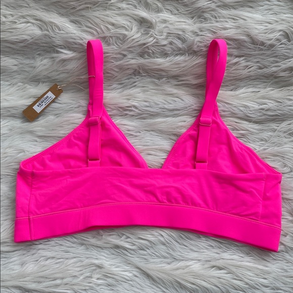 SKIMS | Fits Everybody Triangle Bralette in Neon Pink - Picture 5 of 10